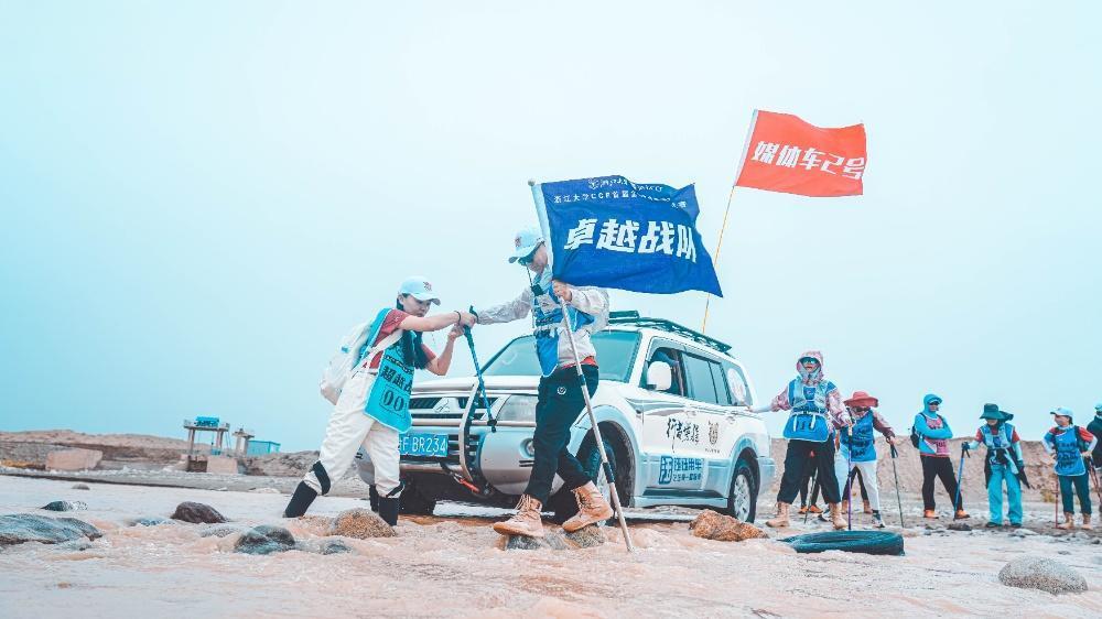 戈壁徒步团队与保障车辆在补给点互动